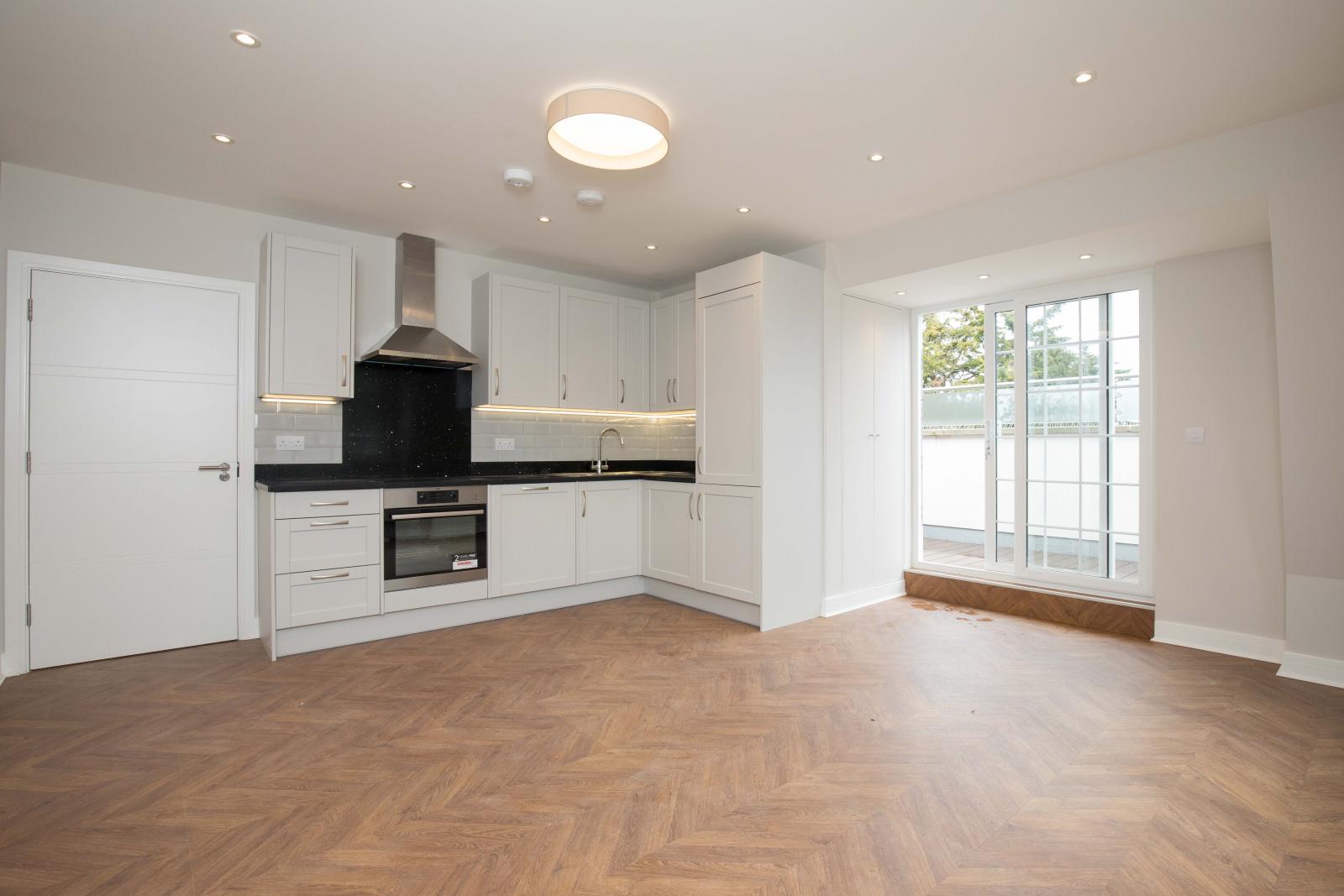 High Street, TW17 (Flat)
